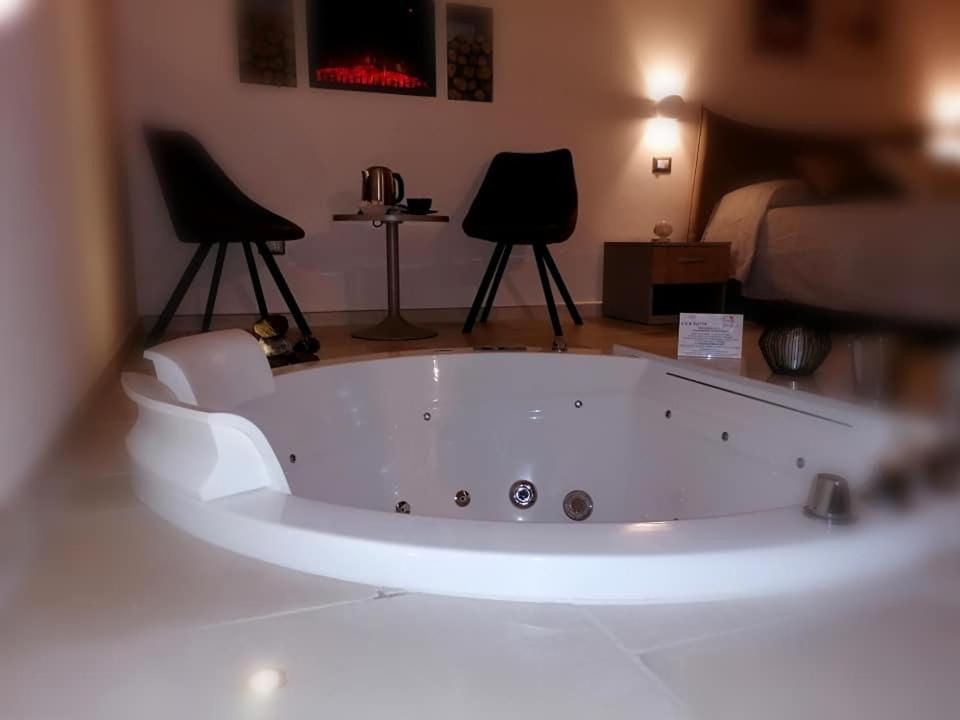 Lux Suite Таранто Екстериор снимка