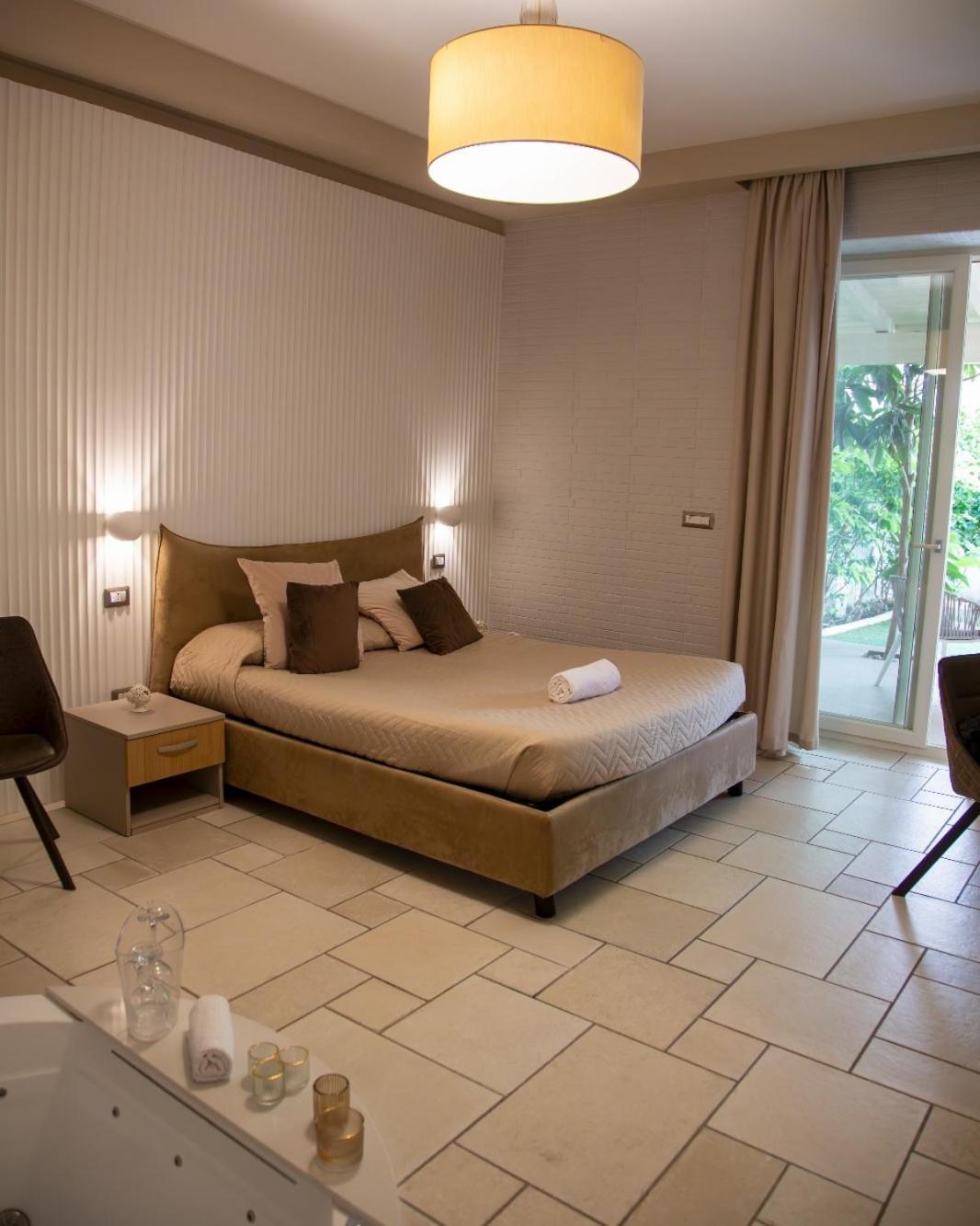 Lux Suite Таранто Екстериор снимка